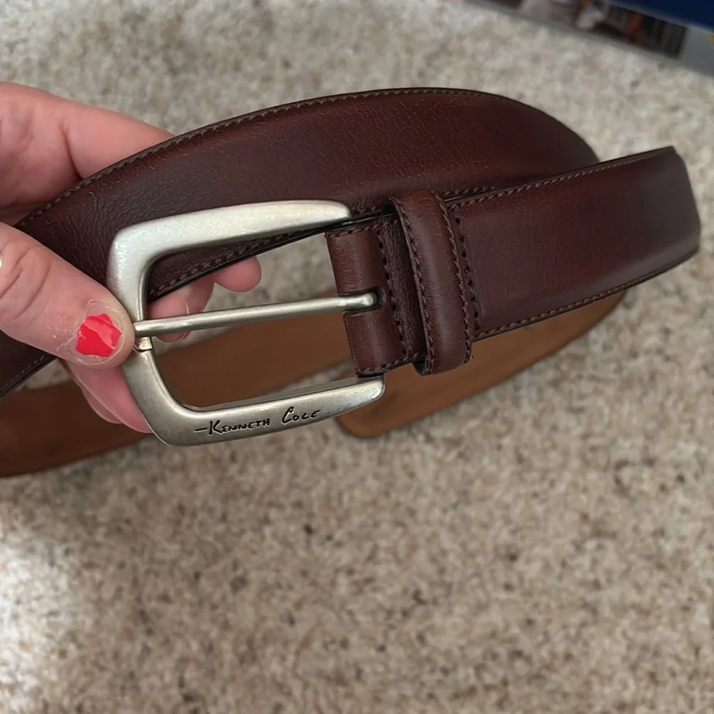 Excellent condition Kenneth Cole belt!